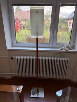 Stojací lampa – dřevo / kov / sklo