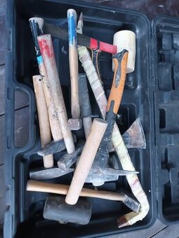 Sada ruční nářadí spolu s kufrem.Cena za celou sadu.