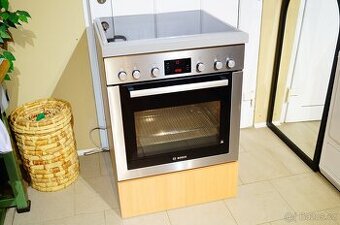 Nerezový vestavný sporák Bosch HEB73D352, vyjížděcí dveře