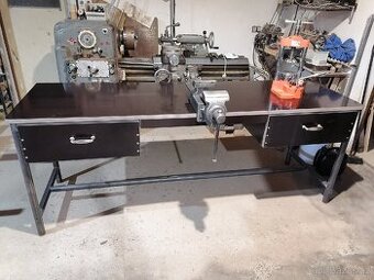 Dílenský ponk se svěrákem a lisem