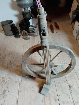 Starý kolovrat a lyže