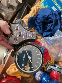Honda CB 750 Four - kontrolní panel s otáčkoměrem