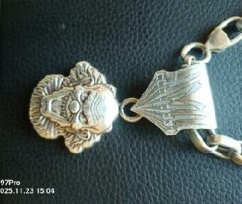 stříbrný přívěsek s řetízkem zlí klaun