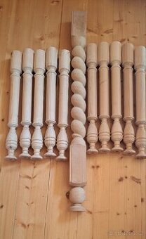 Dřevěné sloupky, zábradlí.