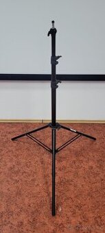 Studiový stativ pro blesky a světla