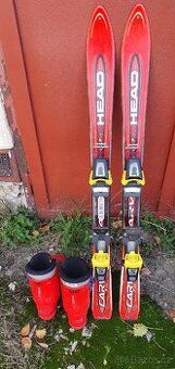 Dětské lyže a lyžáky.