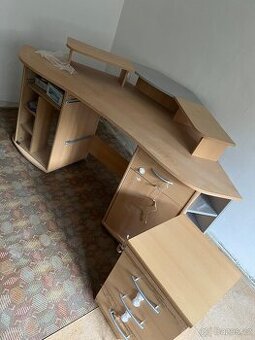 Velký rohový pc stůl