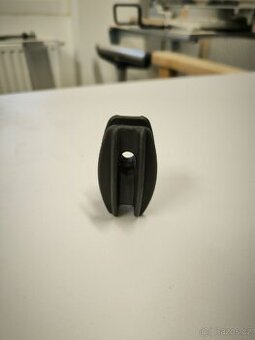 Rohový izolátor pro elektrický ohradník