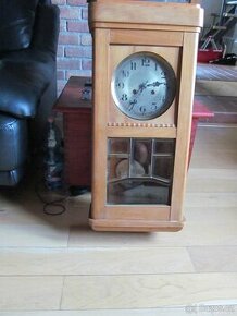 staré nástěnné hodiny