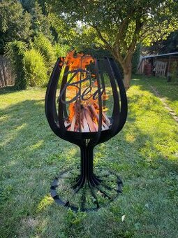 Designové ohniště / zahradní socha – motiv sklenky vína