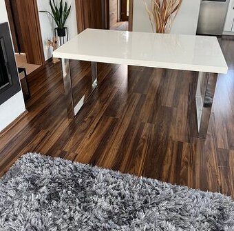 Jídelní stůl v bílém lesku