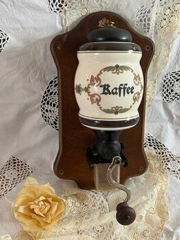 Starožitný nástěnný mlýnek