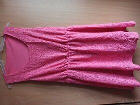 Krajkové růžové šaty