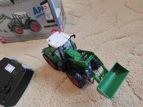 SIKU Control 6796 FEND 933 s předním nakladačem + Ovladač