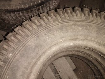 Pneu 10,00 - 20