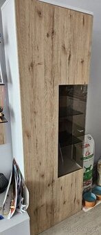 Prosklená skříň bílá a dekor dřeva – elegantní a zachovalá - 1