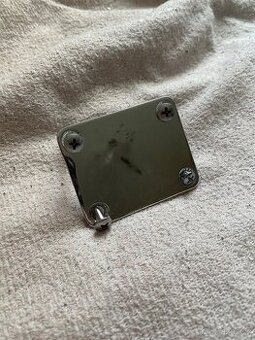 Backplate 4 díry stratocaster/telecaster