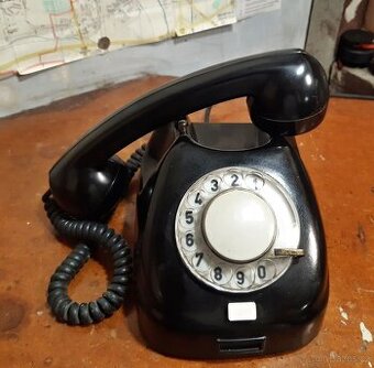 Bakelitový telefon TESLA z roku 1978