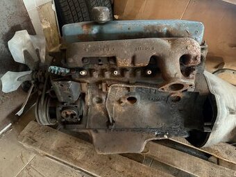 Motor s převodovkou,nejspíš Ford Mustang