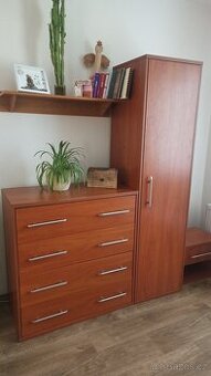 Komplet ložnice (postel s roštem, komoda, skříň, police)