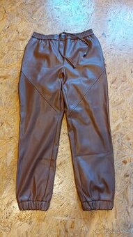 Hnědé koženkové kalhoty zateplené