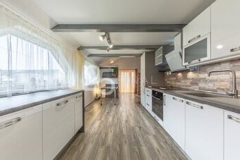 Prodej bytu 3+1+loft - 1/3 rodinného domu se zahradou ve Zví