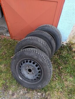 a nadpis 4x zimní pneu BARUM 195/65 r15 + plech. disky