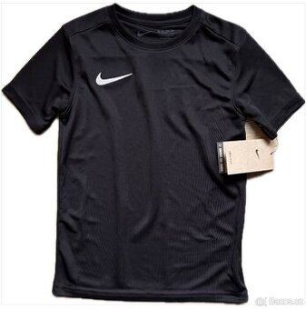 Krásné klučičí nové sportovní tričko Nike vel.122/128