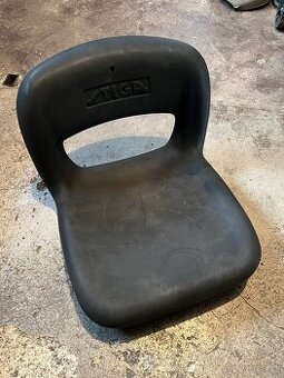 Sedačka na zahradní traktor