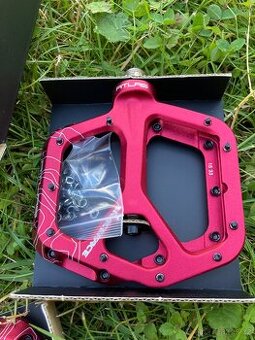 nové pedály Race Face Atlas, 2800 Kč