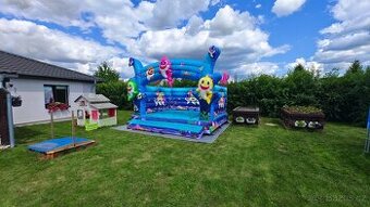 Skákací hrad 4x4m. Pronájem skákacího hradu Baby Shark