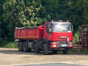 Iveco Trakker 8x4 třistranný sklápěč