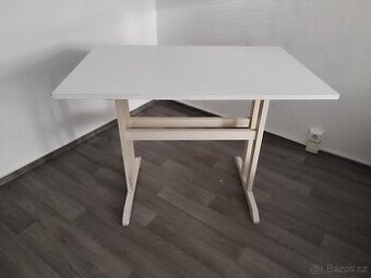 Jídelní stůl bílý