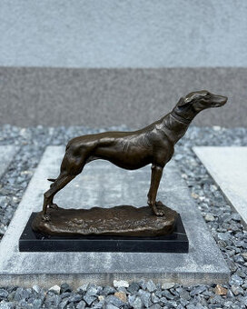 Bronzová socha Greyhound – realistická lovecká figurka psa,