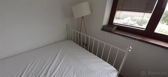 Bílá kovová postel IKEA