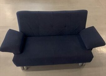 TMAVĚ MODRÁ SEDAČKA S PODRUČKAMI