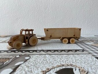 Nový dřevěný model Zetor Crystal s vlekem