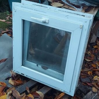 Mám 6 ks plastových okýnek s dvojsklem 75 x 75 cm