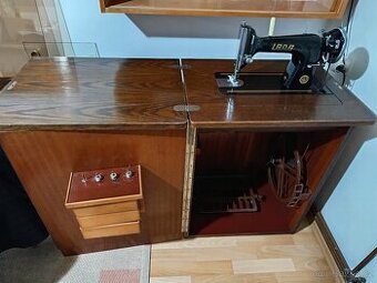 Prodám skříňový zachovalý funkční šlapací šicí stroj LADA