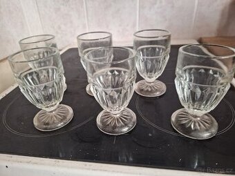 Sada 8 ks skleněných pohárků/skleniček