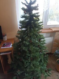 Vánoční umělý stromeček. Jako živý