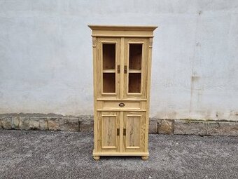 STARÁ SMRKOVÁ ROHOVÁ VITRÍNA PO RENOVACI
