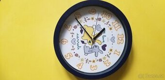 hodiny na zeď