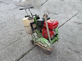 Řezačka asfaltu a betonu