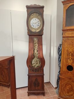 Krásné skříňové podlahové hodiny