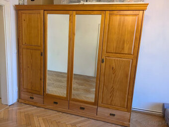 šatní skříň