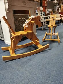 Houpací koník. Masivní dřevo.