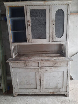 Stará kredenc k renovaci