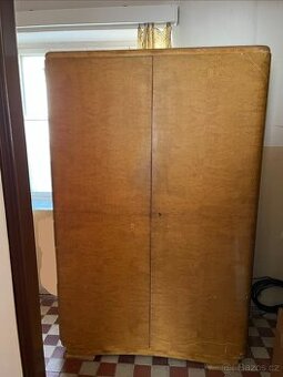 Stará policová skříň