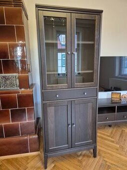 Prosklená skříň IKEA IDANAS z masivu za půlku ceny - 1